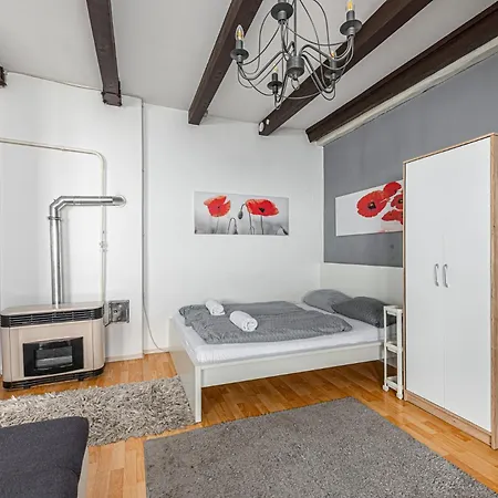 Cozy Nest Hideaway Near Grand Boulevard Bus Line 9 Апартаменты *