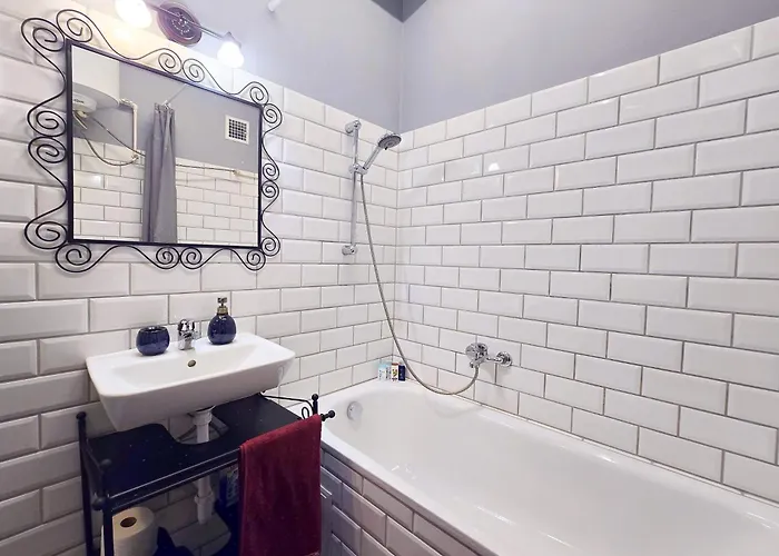 Cozy Nest Hideaway Near Grand Boulevard Bus Line 9 * Будапешт