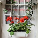 Cozy Nest Hideaway With Ac Near Grand Boulevard *