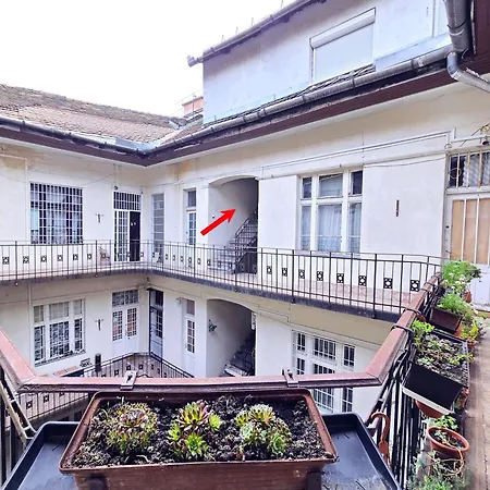 Cozy Nest Hideaway Near Grand Boulevard Bus Line 9 Appartement Boedapest
