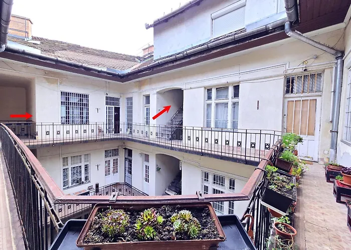 Cozy Nest Hideaway Near Grand Boulevard Bus Line 9 Daire Budapeşte